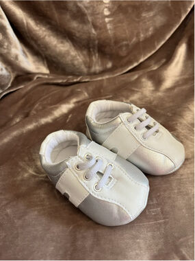 Xeyes Baby Infant Stitch Sneaker Booties SILVER AND WHITE- Infant 6-9 MONTHS